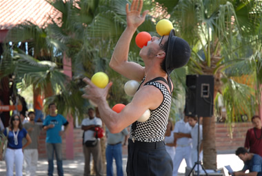 O Trio Descadeirado - CIA. DE CIRCO-TEATRO ITINERANTE EL INDIVIDUO - fotos FOCA LISBOA (2).JPG